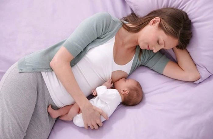 Позы для кормления новорожденного грудного ребенка лежа, сидя