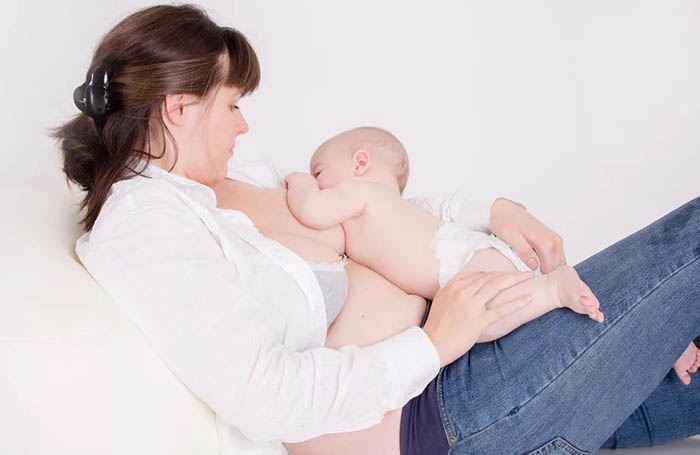 Позы для кормления новорожденного грудного ребенка лежа, сидя