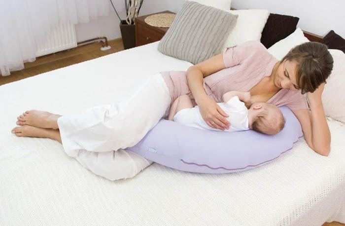 Позы для кормления новорожденного грудного ребенка лежа, сидя