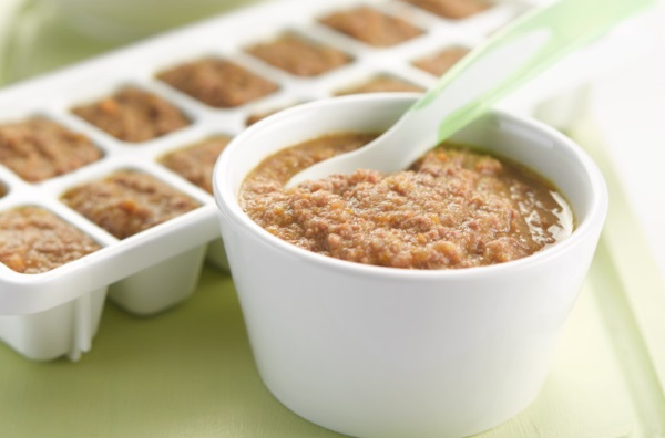 Прикорм по месяцам при грудном вскармливании. Таблица продуктов, нормы и количество по ВОЗ, как вводить