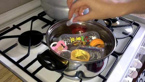 Пустышки для новорожденного. Какая лучше, за и против