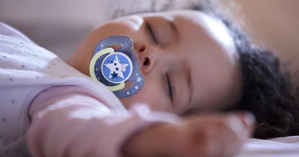 Пустышки для новорожденного. Какая лучше, за и против