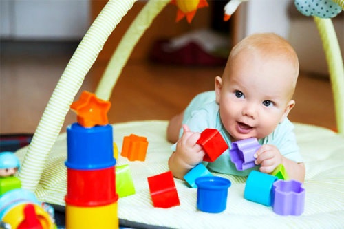 Развитие ребенка в 6 месяцев девочка, мальчик. Что должен уметь, этапы, нормы, стадии. Физическое, эмоциональное, речевое, психомоторное, социальное, психическое