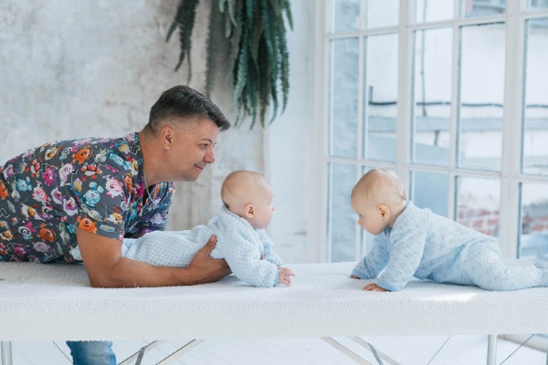 Развитие ребенка в 8 месяцев девочка, мальчик