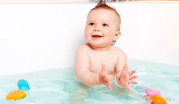 Развитие ребенка в 8 месяцев девочка, мальчик