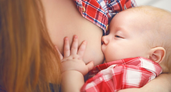 Почему ребенок кусает маму при кормлении