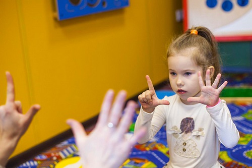 Ребенок не понимает обращенную речь. Что делать