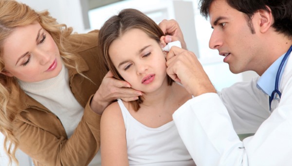 боль в ухе у ребенка, отит