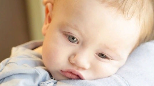 Что должен уметь ребенок в 9 месяцев: мальчик, девочка. Карта развития, памятка для родителей