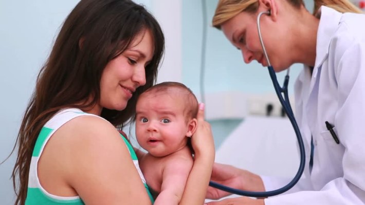 Как успокоить новорожденного ребенка, когда он плачет