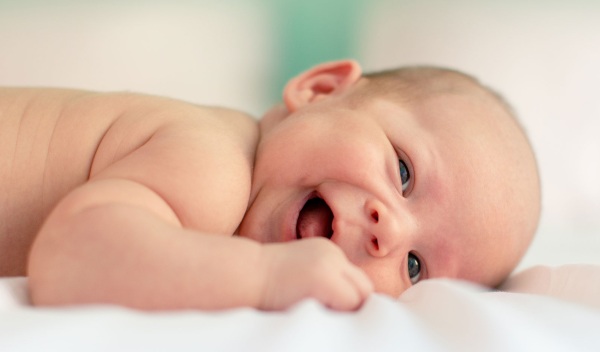 Сыпь на щеках у грудного ребенка. Фото, что это значит, что делать, как лечить