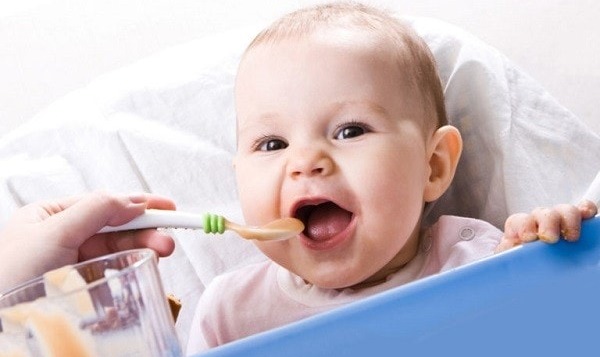 Прикорм по месяцам при грудном вскармливании: таблица продуктов ВОЗ, когда и что давать, количество, первый прикорм и до года