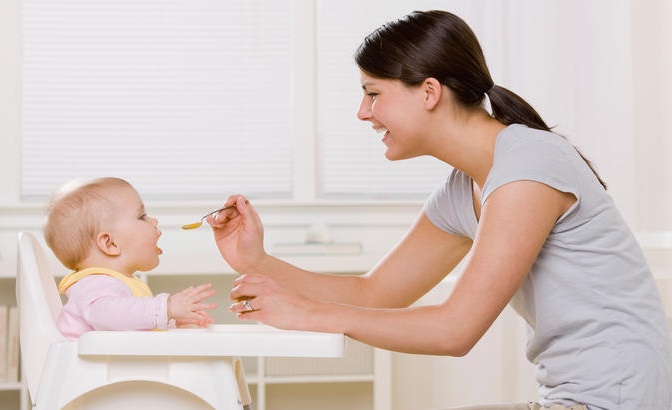 Прикорм по месяцам при грудном вскармливании: таблица продуктов ВОЗ, когда и что давать, количество, первый прикорм и до года