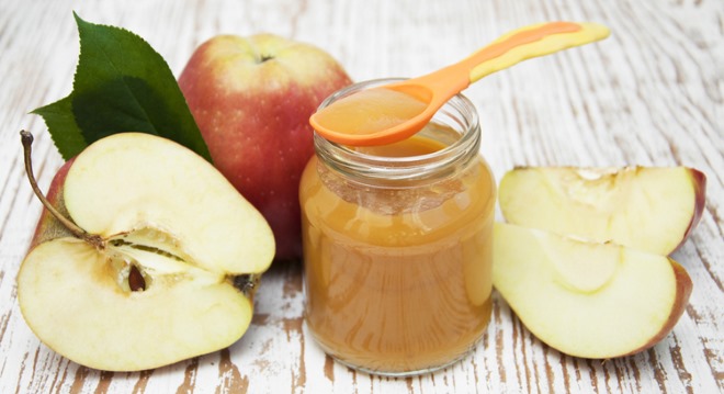 Прикорм по месяцам при грудном вскармливании: таблица продуктов ВОЗ, когда и что давать, количество, первый прикорм и до года