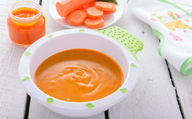 Прикорм по месяцам при грудном вскармливании: таблица продуктов ВОЗ, когда и что давать, количество, первый прикорм и до года