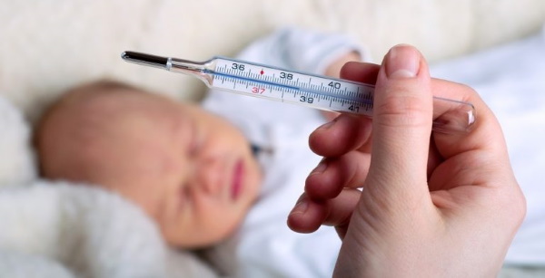 Температура у новорожденного ребенка. Норма до года, 37-38 держится без симптомов. Что делать