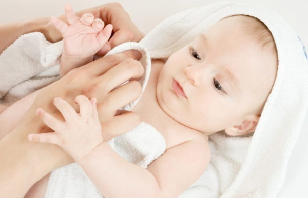 Температура у новорожденного ребенка. Норма до года, 37-38 держится без симптомов. Что делать