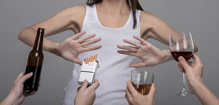 Тошнота перед месячными. Причины, почему тошнит, за сколько дней