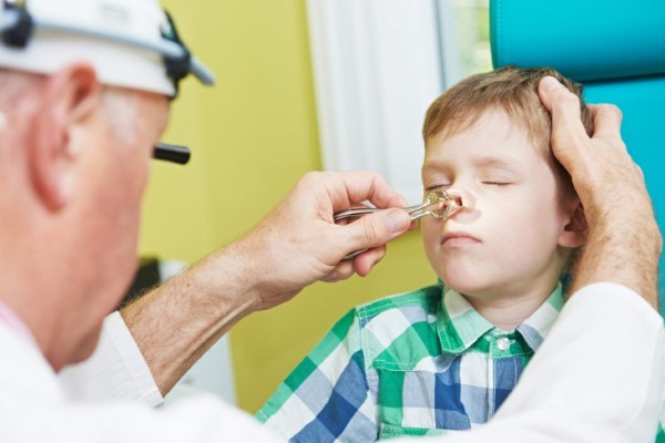 У ребенка заложен нос, но нет соплей. Причины, чем лечить дома