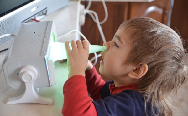 Как лечить насморк у ребенка 3 года. Народные средства, лекарства из аптеки