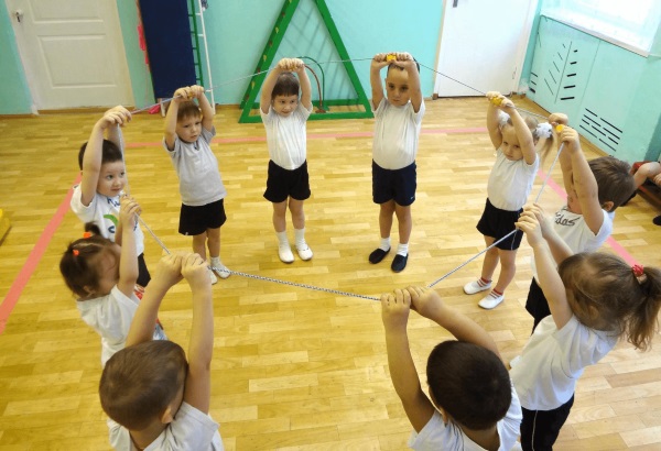 Утренняя зарядка для малышей 2-3-4 лет под музыку, в стихах с движениями, в детском саду. Видео