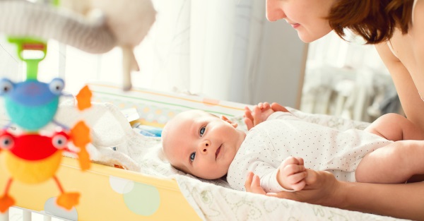 Во сколько ребенок сам переворачивается на живот со спины. Особенности развития новорожденного