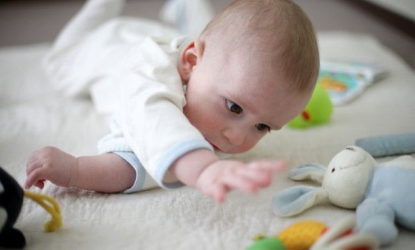 Во сколько ребенок сам переворачивается на живот со спины. Особенности развития новорожденного