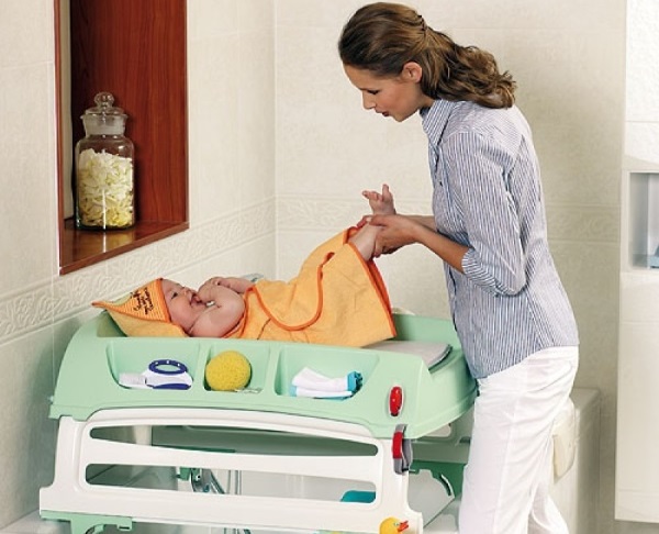 Во сколько ребенок сам переворачивается на живот со спины. Особенности развития новорожденного